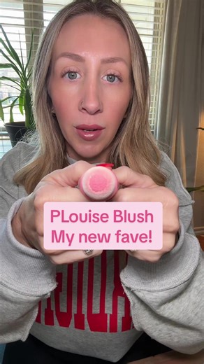The blush is so cute and so cheap! My new favorite for sure!! Goes on so smooth, easy to blend and so pigmented you don’t need much at all! #makeup #blush
