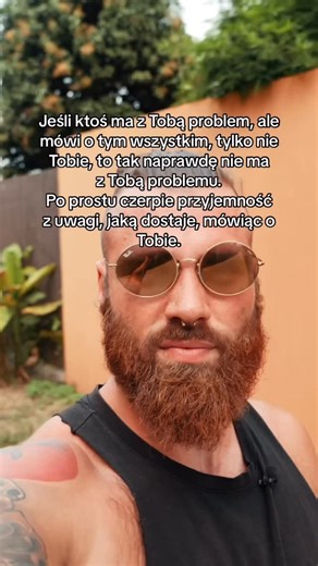 Jakub kotula on Instagram: "Jeśli ktoś ma z tobą problem, ale mówi o nim wszystkim dookoła zamiast powiedzieć go tobie, to nie jest konflikt. To jest teatr. Bo człowiek, który naprawdę chce coś naprawić, idzie do źródła. Rozmawia. Konfrontuje. Ryzykuje niewygodną rozmowę. A człowiek, który chodzi i opowiada o tobie innym, najczęściej nie szuka rozwiązania. Szuka publiczności. Plotka daje tanią dopaminę. Oburzenie daje uwagę. Robienie z kogoś czarnego charakteru daje poczucie moralnej wyższości. 