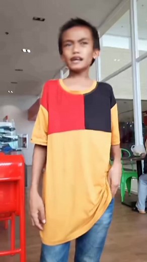390K views · 35K reactions | "Guys, saw this little boy while nag nag lingkod ko sa food court sa Citi Mall. Boy: Hatag kwarta te be, pang kaon lang Me: Kanta sa ayha tika tagaan 藍藍 Boom! Chadaha tingog bataa ui. 朗" From ma'am Connie Agol | RPN DXKO Cagayan de Oro | Facebook