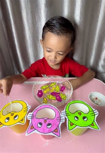 “Meoong meoong…” Waaaw ada kucing sedang lapar, yuuk kita kasih makan kucing dengan cara pancing dulu ikannya! Kasih makan kucing sesuai dengan warna yang sama ya.. Cara buat permainan ini mudah kan? Yuuk buat juga dirumah🙌 Jangan lupa follow save dan share yaa👏🏻🥰 #idebermainanak #bermainsambilbelajar #memancingikan #journalforkids #idebermain #ideatimes