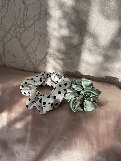 I don’t think any of my instructions made sense but we used @Noeli Creates🌸 tutorial on YouTube lol #sew #sewingtok #scrunchies #diyscrunchie