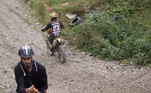 No te pierdas esta espectacular carrera de motocross donde los corredores intentan alcanzar una colina con un dos desnivel absoluto | Don Balón Rosa