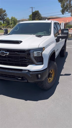 2025 Chevy 2500HD • @McGaughys 4” Premium Kit set @ 4” front & 1.75” rear block • 18x9 19 / 5.75” @foundationwheels 395 from @cjcoffroad • 37x12.5 @toyotires RT Tires Owner Adam @evil_radomax @legend_of_adam Built by @signatureperformance Measurements on this truck: • 28.5” Front / 27.5” Rear Center Hub to Fender • 22.5” Front / 23” Rear Rocker Pinch Weld to Ground • 85” Roof height, “shark fin” antenna included • 61.75” Bed Rail Top • 43” Bed Floor • 26.25” Top of hitch receiver ⚡️Watch full Yo