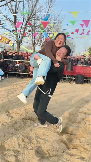 This baby is good at rope skipping and wrestling. Watch them wrestle!