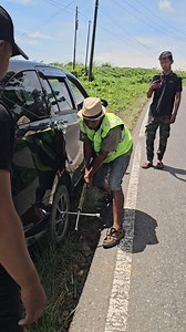 2.1M views · 62K reactions | Ini Bg Tampu Menolak Di Beri Kan Imbalan Setelah Mengganti Kan Ban Mobil Di Bawa Bukit Kodok,Kita Langsung Ke Lokasi Menolong Ni. #BukitKodok #BukitKodokHariIni #Reel # | Bukit Kodok Hari Ini | Facebook