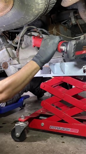 Removal of Quadrasteer on Silverado. Probably be removing the rear di... (7374639923095342382) | SOMOs30s