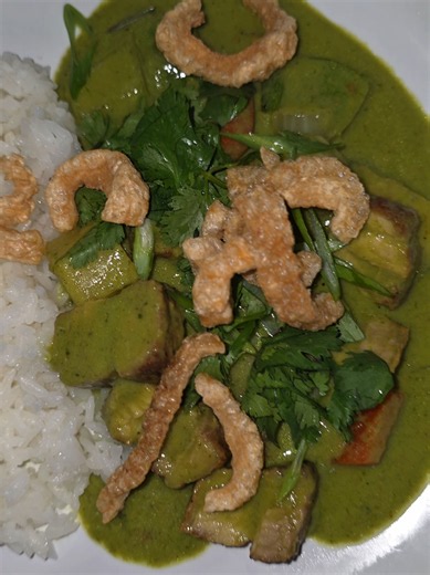 Thai Green Curry 🍛 So easy all you need is curry paste and coconut milk. I like mine with porkbelly and YES pineapple 😋. What else is good in the curry? #food #cooking #fyp #asianfood #curry