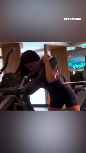BODYTIME on Instagram: "⚠️ Imagine… tu aides quelqu’un à la salle et on te menace d’être expulsé 😱 OUI, ça existe la miff ‼️ « Je lui montre juste comment faire », et ça suffit pour te virer. Y’en a qui sont bêtes et trop disciplinés… une règle est une règle, ok, mais faut arrêter : y’a une diff entre conseiller un pote et faire du business illégal dans une salle non ? C’est ouf d’être aussi CON parfois 🧠 Et les débardeurs interdits, on en parle ? 😂 Mdr, mes muscles sont censurés ou quoi ? Po