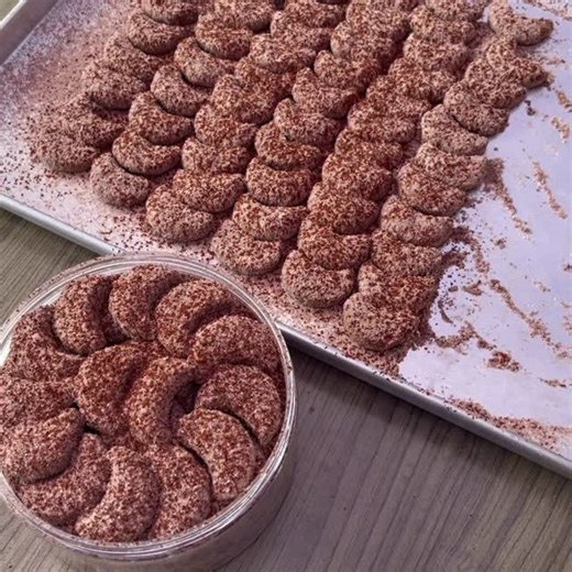 Ayomasakayomakan on Instagram: "Hi Semua……. Persiapan menyambut 3 Hari Raya besar di Indonesia, siap siap keluarin menu menu andalan kue kering. Ini salah satu menu andalan aku yg ga akan ketinggalan jaman. Resepnya juga ada di aku yang pertama, 47 resep cookies yang laku di pasaran dan anti gagal Buku bisa di beli di seluruh toko buku Gramedia atau di toko online aku Putri Salju Coklat Milo 200gr Mentega atau margarin atau mix 70gr gula halus Mixer 1 menit, masukkan 1 kuning telur Mixer 1/2 men