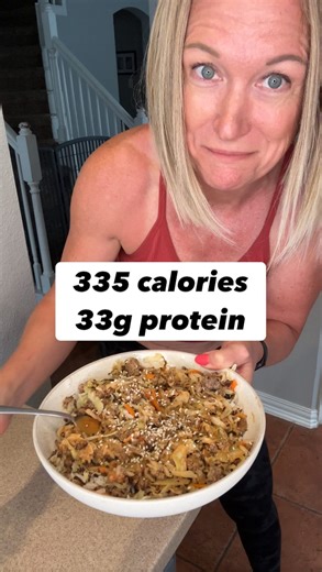 The calorie deficit queen - Kacy Allensworth on Instagram: "Yes I’m sunburned- it happens at least once a year- leave me alone! 😜 Back to our scheduled program. The meal: 7oz of slaw (half a 14oz bag) Cook in a pan with spray avocado oil until wilted. Add 80g cooked rice and 4oz lean ground beef. Cook until warm. Peanut sauce: mix 3tbsp GHughes Sweet chili sauce 1tbsp PBfit 1tbsp soy sauce Sriracha for spice Water to thin Combine and add sesame seeds if ya have em. Delicious! #Caloriedeficit #l