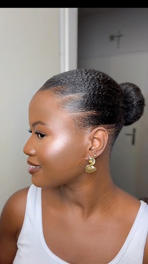 170K views · 5.9K reactions | Sleek bun tutorial #viralreelsシ #viralvideoシ #explorepage #4chairstyles #hairtutorial #4chair #Naturalhair #hairstyles #viral #naturalhairstyles #diy #sleekhair #sleekbun | Styles With Mariah | Facebook