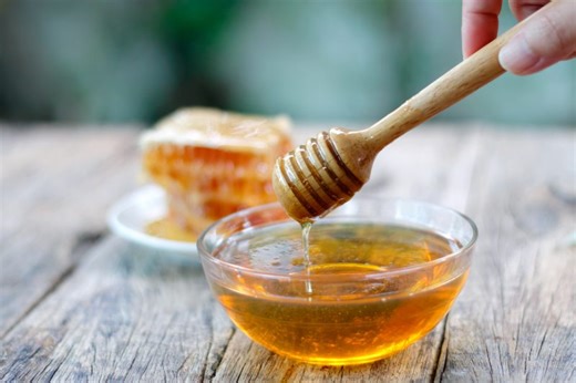 Does eating raw local honey help with allergies?
