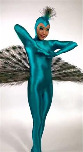 Seorang perempuan wanita pakai kostum pretasi lycra merak