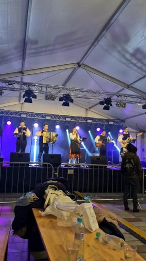 »Cvetoče tulpe« so ena izmed naših najljubših pesmi ansambla bratov Avsenik 💐 Takole je zazvenela v Ljutomeru v naši izvedbi, s čutnim petjem Sabine ter Tomaža 🎶 Hvala Nini za videoposnetek! 🎥💛 | Prleški kvintet - nova stran