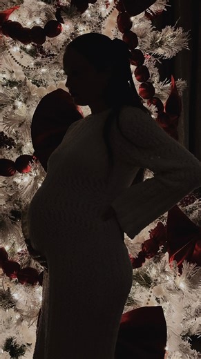 The DIY Mama Lens on Instagram: "Tips: It’s better if you use a tripod or ask your husband to film without moving or shaking.😁 Turn off all the lights and, depending on your Christmas tree, adjust the brightness. Record a few videos, then screenshot your favorite moments. Hope this helps❤️🥰 #pregnancyphotoshoot #pregnancysilhuohette #bumpphotos #pregnantpictures #bellybump"