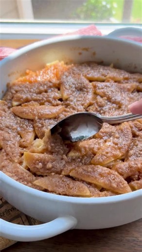 After 15 years of baking, it’s rare a recipe truly surprises me, but this Apple Brown Betty did just that. Who knew layering bread, brown sugar and apples (SO easy!) could be so good?! The brown sugar melts and caramelizes into the bread, the apples soften…it’s just…amazing. I’m serious, if you only try one of my recipes this fall, let it be this Apple Brown Betty. PERIOD. Comment RECIPE below and I’ll send you the link ASAP because you do not want to skip this. 🍎🍦 https://www.lifeloveandsugar