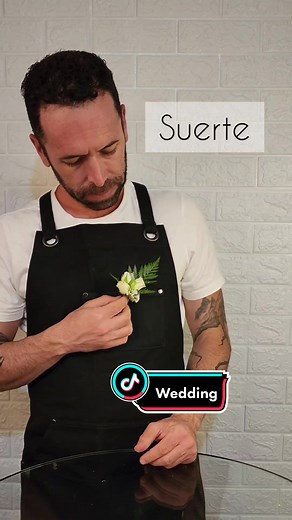 Azahar de novio para tu matrimonio con 3 mini rosas helecho y unos minutos estas listo para tu boda #azar #azahar #groom #groomwedding #flowers #wedding #weddingplanning #weddinplanner #party #matrimonio #boda