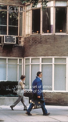 🍊 How Gabriel Orozco took art out into the community, one orange at a time. Inspired by his father, a third-generation muralist, taking art to the public has been integral to Orozco’s practice since his career began. As part of his first exhibition at MoMA The Museum of Modern Art, New York, Orozco asked the residents of the opposing street side to display oranges on their windowsills. “It was a way of making a transition between private / public space, between interventions in the museum and e