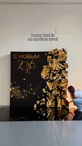 🤩 The design using mirrored sheet plastic creates a stunning, shattered gold effect. What an incredible setup! By @popcorn.group_moscow We are absolutely obsessed with this glamorous, abstract photo zone! #MirroredSheetPlastic #photozone #eventdecoration #partydecor #balloondecor | Decor ideas