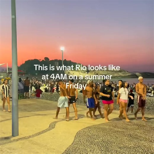 𝗪𝗵𝗲𝗻 𝟰𝗔𝗠 𝗟𝗼𝗼𝗸𝘀 𝗟𝗶𝗸𝗲 𝗠𝗶𝗱𝗱𝗮𝘆 𝗶𝗻 𝗥𝗶𝗼 This is Arpoador at 4 AM on a summer Friday: the beach lit up, crowds still wide awake, people playing, talking, flirting and watching the night slowly turn into morning. In Rio, the sand is not just a daytime escape but the city’s living room, where sleep can wait and “normal life” means sharing the shoreline until sunrise. | The Rio Times