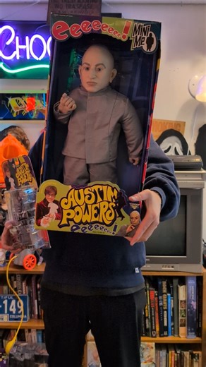 Nothing says Christmas quite like the gift of Mini Me!! Straight from the 1990s and fresh out of Dr. Evil’s lair, this pair of sealed McFarlane Toys Mini Me figures is peak Austin Powers chaos. The lineup includes the massive 1999 18-inch Mini Me, an absolute shelf-dominator loaded with classic McFarlane detail, plus the Austin Powers Feature Film Figures Mini Me with Talk Box, still sealed and ready to talk back at the push of a button. These are pure late-’90s pop culture, bold, hilarious, and