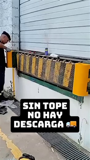 Cambio de topes en dock de carga: operación segura y lista para trabajar Realizamos el cambio completo de seis topes de dock de carga, una tarea esencial para mantener la seguridad, estabilidad y eficiencia en cada operación logística. Los topes son los que amortiguan el impacto del camión al llegar al muelle: si fallan, la descarga se detiene y la operación se vuelve un riesgo para toda la empresa. Mostramos el proceso real: el trabajo técnico, el equipo en acción y el reemplazo de los topes in