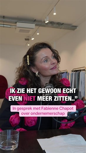 ‘'Kan iemand deze tent nu overkopen?!'' Niet bij de pakken neerzitten en gewoon doorgaan is wat een bedrijf succesvol maakt, maar makkelijk is het niet… In de nieuwste aflevering van The Female Fix ga ik in gesprek met Fabienne Chapot. Fabienne vertelt open over hoe ze op jonge leeftijd begon met ondernemen, hoe haar merk uitgroeide tot een internationaal fashionlabel en wat er allemaal komt kijken bij het bouwen (en blijven bouwen) van een succesvol bedrijf. ‌ #fabiennechapot #podcasttip #onder