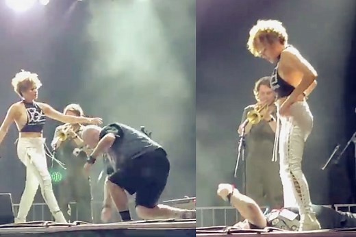 道德沦丧！实拍：美国女歌手演唱会当众脱衣服 在男粉丝身上小便！