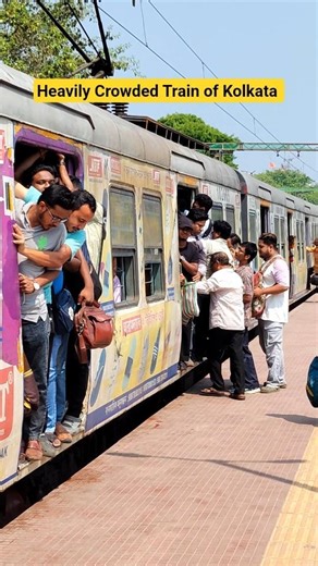 Heavily Crowded Trains of Kolkata | People Struggling to board Over crowded trains of Sealdah Div