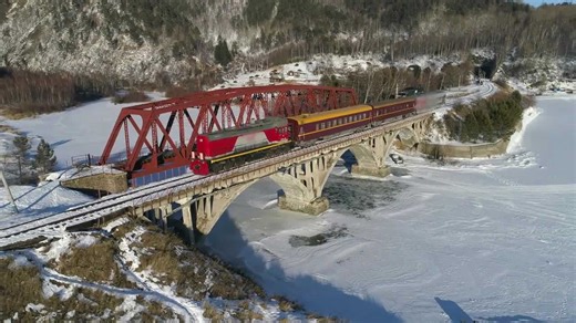 冬の荘厳さ：ロシアの象徴的な凍った風景の空中写真