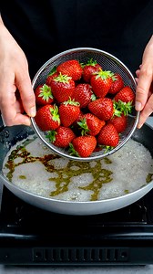 1M views · 7.1K reactions | J'ai appris à tous mes amis comment préparer le dessert aux fraises le plus délicieux ! Ingredientes biscuits: 300 g beurre: 200 g crème fouettée: 700 ml sucre en poudre: 120 g fraises: 500 g fraises: 150 g sucre: 30 g eau: 40 ml amidon: 20 g eau: 100 ml En outre fraises: 50 g glace: 150 g lait: 200 ml eau: 150 ml café soluble: 30 g | Cookrate - France | Facebook