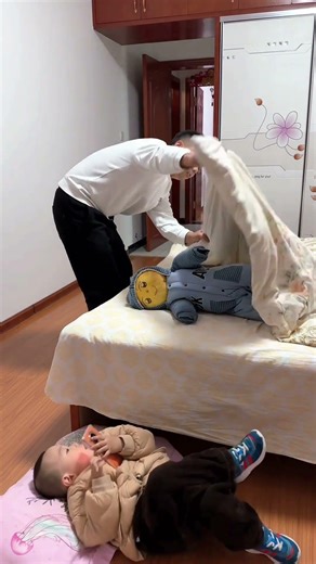 Baby's clever tricks to sneak and play with the phone!