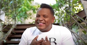 De qué trata la canción Una hoja en blanco cantada por Omar Geles