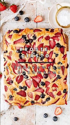 Oil cake with strawberries