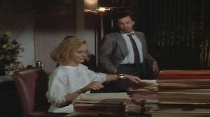 Watch Moonlighting Season 5 Episode 2 - Between a Yuk and a Hard Place