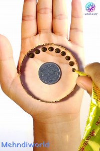 35K views · 118 reactions | Bengal aur coin se bahut hi saral mehndi design #mehndi #design #easy #henna #bengal #henna #art #beautiful #wedding #latest #2025 #artist #mehndidesign #mehdiartist #mehndiart #mehndiworld | Mehndi World | Facebook