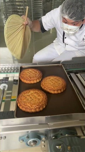 Working at this mooncake factory is unbelievably easy.#India