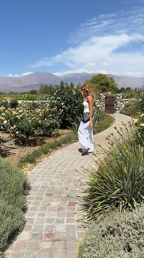 Te compartimos un look aspiracional en este dia gris ❤️‍ Pantalón 100% lino queda increíble con nuestro pañuelo atado a la cintura Combinalo con la musculosa con detalles de crochet para terminar el outfit  | Ankara.clothes | Facebook