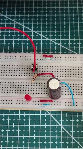 LED OFF en 2s: Circuito con Pulsador y Condensador