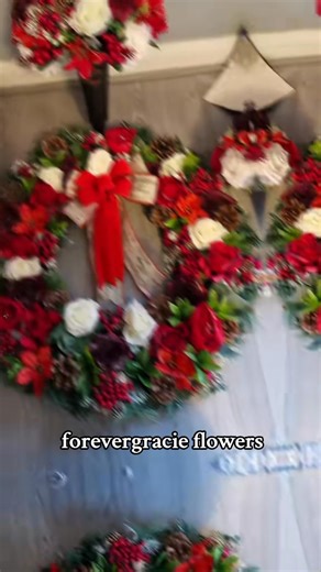 Good morning 🥰 Plans for today to start a new funeral package and then I will get round to doing a flower arch and some graveside wreaths , if only there were 48 hrs in a day it would be so much easier lol . If you havent got your loved ones graveside flowers sorted for christmas yet please pop me a message. Made with the best quality artificial flowers and sprayed with all weather protection and a teeny bit of glitter ✨️ Posted throughout the uk #artificialflowers #fauxflowers #graveside #memo