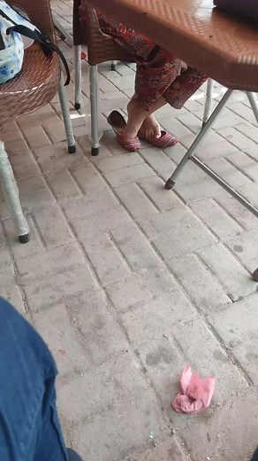 Candid shoeplay in khussa flats #restaurantshoeplay #balletflats #dang...