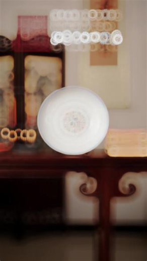 江苏省文物总店臻品｜清同治斗彩忍冬纹盘 正宗同治老斗彩，文物店保真渠道，收老瓷不踩坑。忍冬花象征长寿安康、福运长久，摆客厅茶室，护家人平安，寓意日子岁岁繁盛。斗彩工艺雅致耐看，器身规整完整，晚清精品逐年稀缺。有眼缘直接私聊发细节大图。#瓷器 #古玩 #器物之美 #东方美学 #让文物抖起来