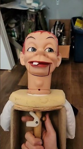 How a ventriloquist dummy head works.