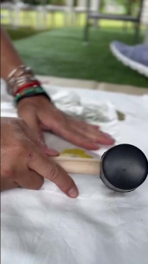 How to place and stamp flowers to print on fabric with natural colors #ecoprint