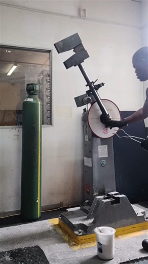 DROPPING HEAVY MANUAL HAMMER FOR IMPACT RESILIENCE TESTING ON MOUTON PENDULE CHARPY IN LABORATORY