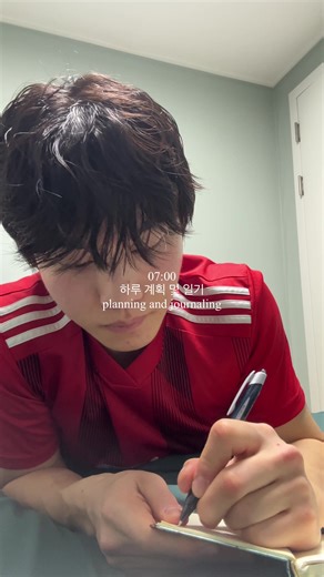 오늘은 춘천으로 외근을 다녀왔습니다. 첫 외근이라 설렜는데, 가서 이사님과 간호사 분들이랑 진지한 대화도 나누고, 유명한 춘천닭갈비도 먹어서 재밌었습니다! 내일은 진짜로 쉬네요. 아침 9시까지 쭉 잘 예정입니다. 다들 한 주 고생하셨습니다! 🙌 My first business trip to Chuncheon! Had so much fun chatting and eating delicious Dak-galbi. Finally, a real day off tomorrow! I‘m gonna sleep until 9 AM straight. Great work everyone, enjoy your weekend! 🙌 #영어공부 #호주워홀 #워홀 #루틴 #vlog