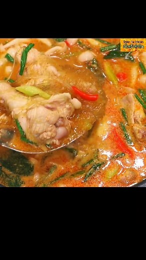#ต้มยำน่องไก่ใส่วุ้นเส้นน้ำข้น วัตถุดิบเครื่องปรุง ปีกไก่บน 800 กรัม วุ้นเส้นแห้งละ 100 กรัม ก้อนปรุงรสไก่ 1 ก้อน หอมแดงบุบ 60 กรัม ข่า 40 กรัม ตะไคร้ 50 กรัม ใบมะกรูดฉีก 6 ใบ เห็ดชิเมจิขาว 120 กรัม น้ำพริกเผา 5 ช้อนโต๊ะ น้ำปลา 6 ช้อนโต๊ะ นมคาเนชั่น 200 ml พริกขี้หนูโขลกหยาบ 50 กรัม น้ำมะนาว 6 ช้อนโต๊ะ ต้นหอม ผักชี ผักชีใบเลื่อย ซอย ตามชอบ น้ำ 100 ml | เข้าครัวทำกิน