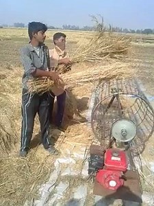 2.1M views · 41K shares | घंटों में धान निकालती है ये मशीन... धान की कटाई और पौधे से धान निकालना किसानों के लिए काफी मुश्किल होता है, लेकिन ये मशीन आपकी मेहनत और मजदूरी बचा सकती है। | Gaon Connection | Facebook