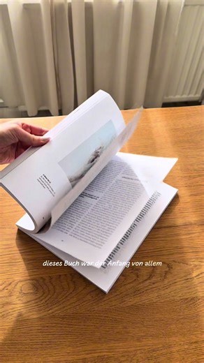 Dieses Buch war der Anfang von allem. Ein Coffee Table Book mit persönlicher Biografie, das daran erinnert, dass wahre Schönheit nicht perfekt sein muss – sondern echt. Und für alle, die es lieber mitnehmen, markieren und festhalten: Es gibt dieses Buch auch als Taschenbuch 🤍 Ein Buch zum Innehalten, zum Neu-hinsehen – auf dich selbst, auf die Welt und auf Gott. Vielleicht spricht es ja auch genau in dein Leben hinein. #bibelschönheit #christlich #christlicherShop #christlicherGlaube #christlic