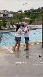 #SeleccionPeruana #celebraciones ⚽😀ABUELITO SE METIÓ PISCINAZO PARA CELEBRAR VICTORIA DE PERÚ 🇵🇪🇵🇪 ¿Y TÚ CÓMO LO CELEBRASTE? 👉 La euforia por la victoria histórica de la Selección Peruana en Barranquilla nos hizo celebrar de mil maneras. Una de las más sorprendentes fue la celebración de un abuelito que emocionado saltó a la piscina con todo y camiseta de la blanquirroja. | Radarperu.com